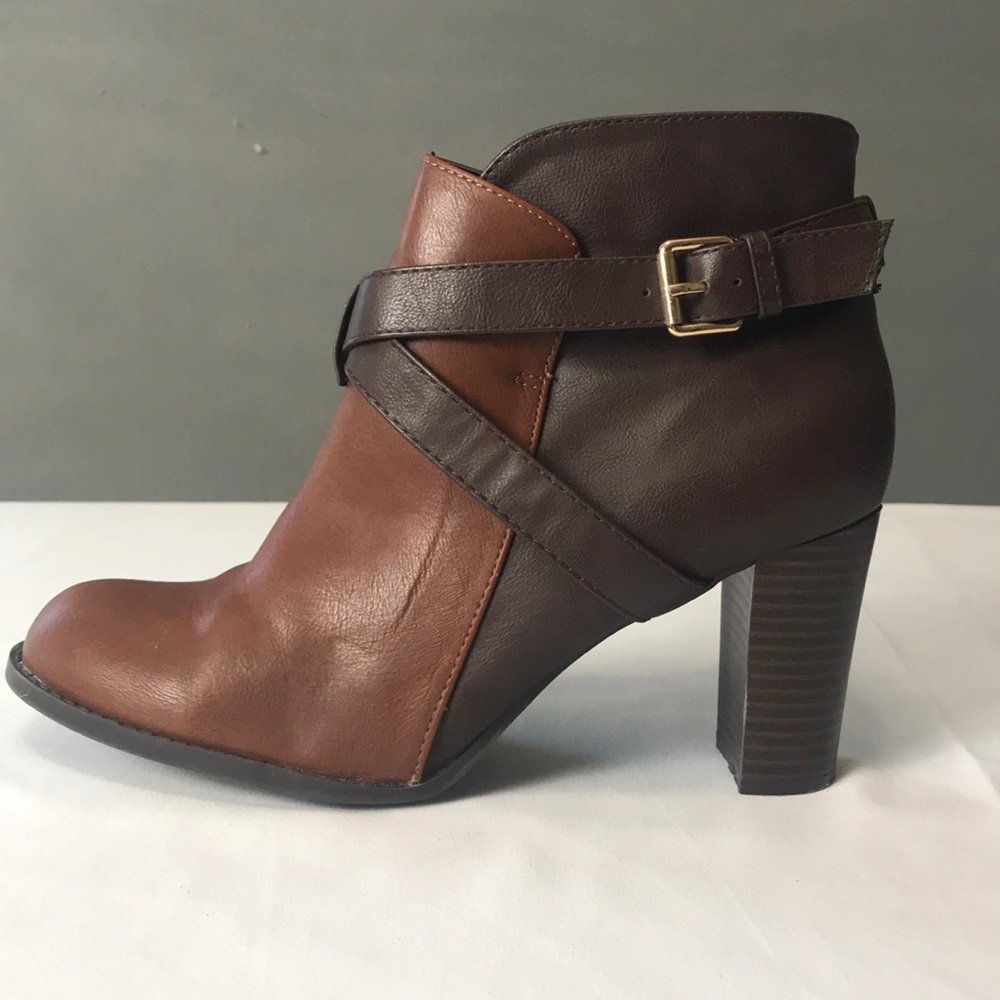 Report brown two tone boots.